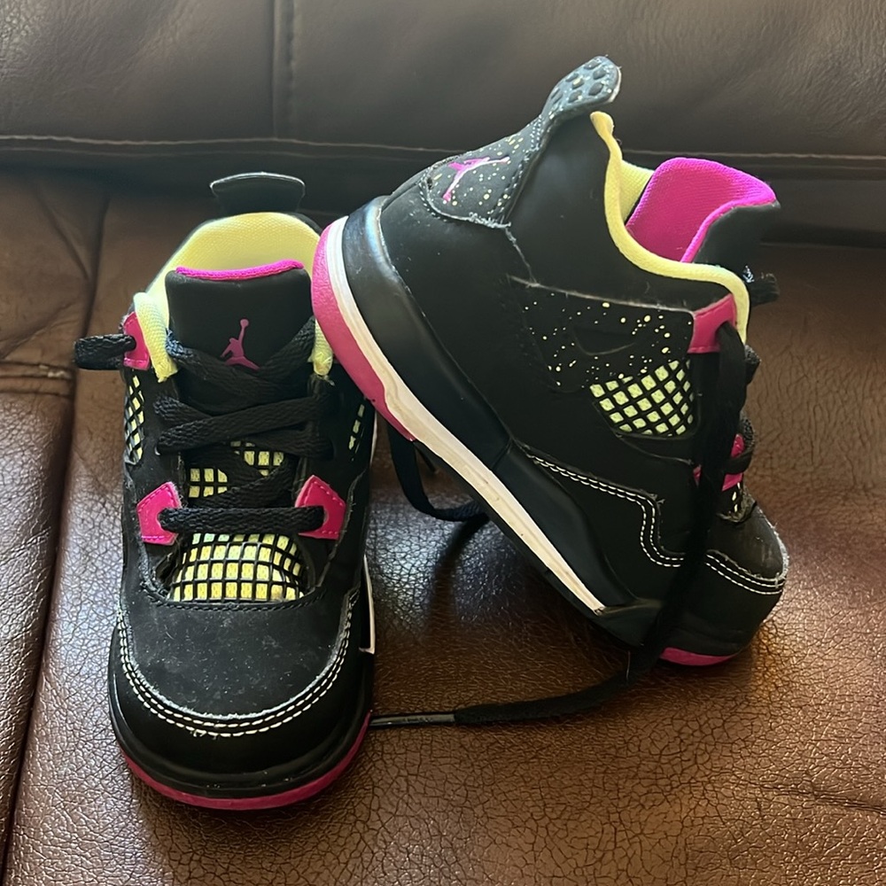 Toddler size 7c lightly used jordans. Very cute! - Picture 5 of 9